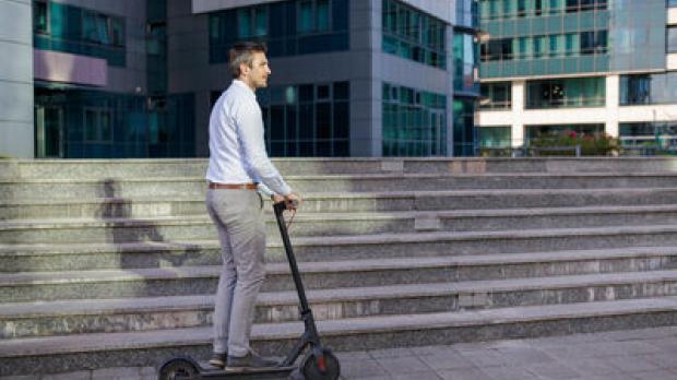 elektrische-steps-op-de-werkvloer-wa-verzekering